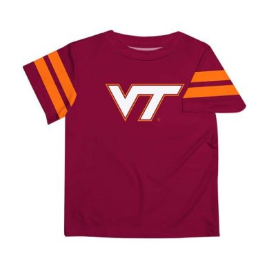 a maroon tee shirt